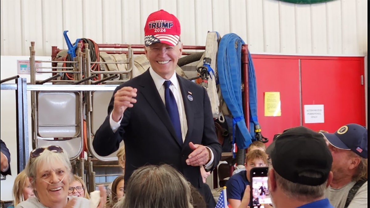 Biden usando um boné do Trump