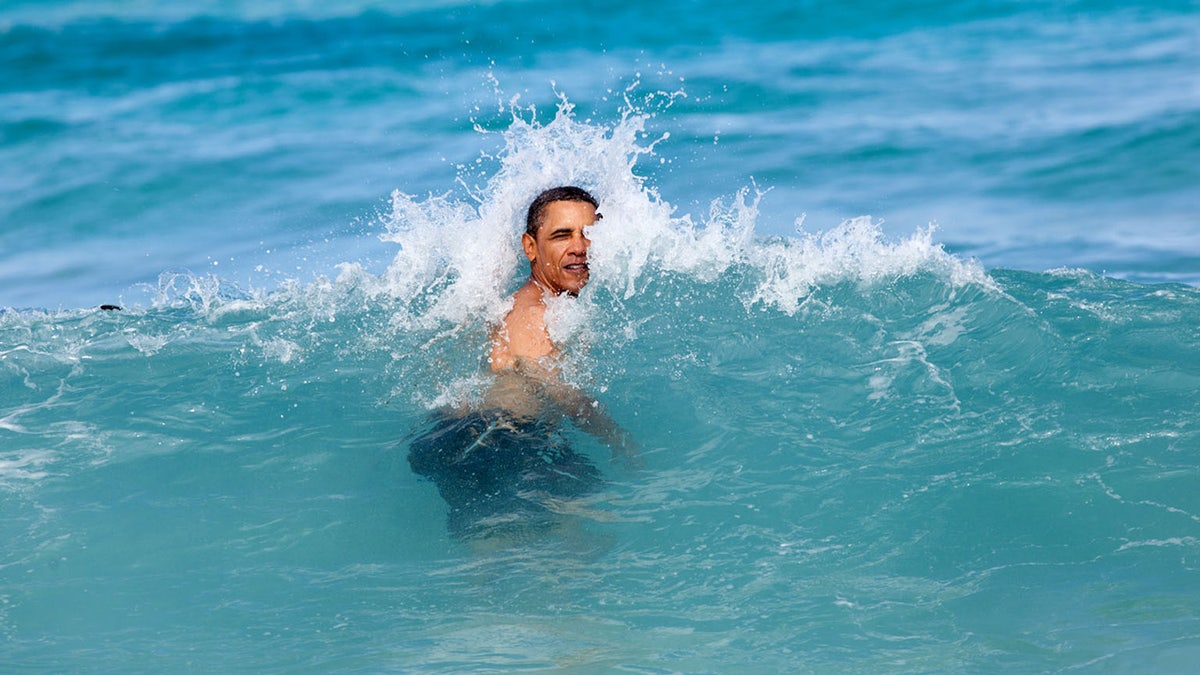 El presidente de EE.UU. Barack Obama salta al mar en la playa de Pyramid Rock