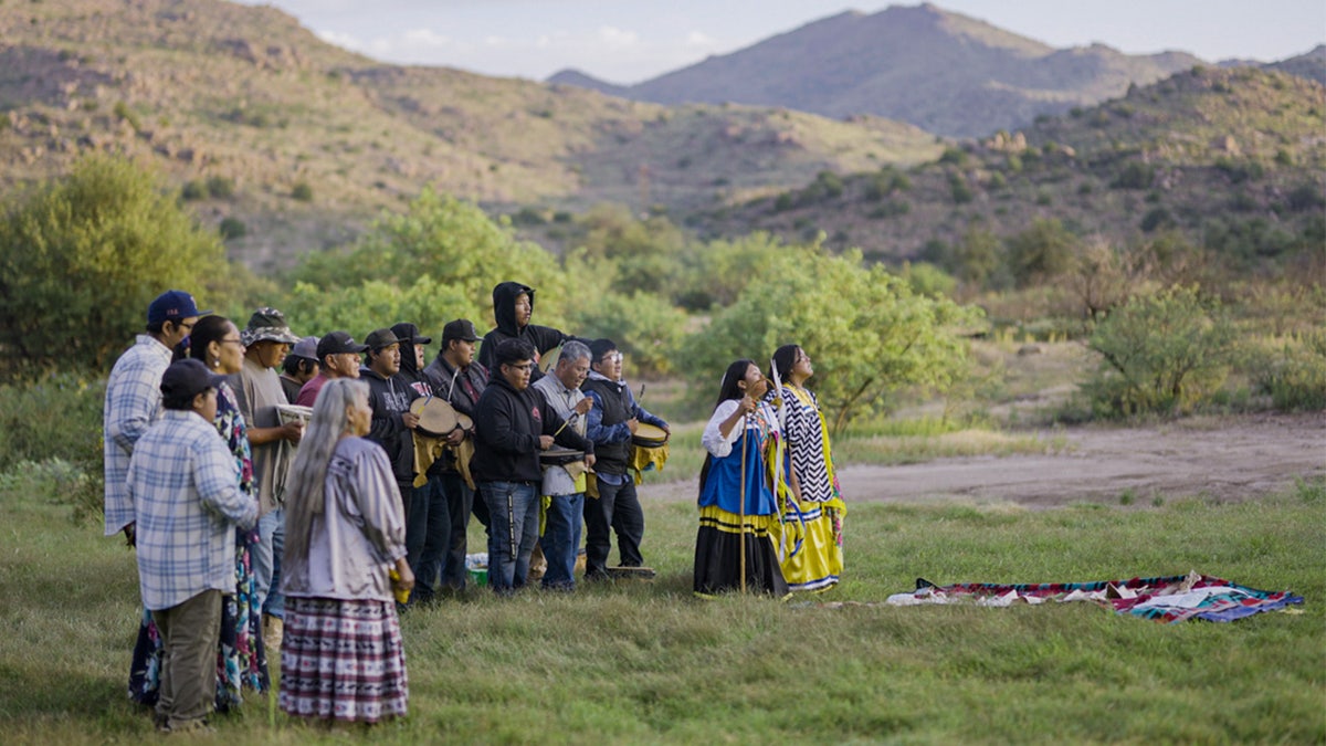 Tribu apache en el lugar sagrado de Oak Flat, Arizona.