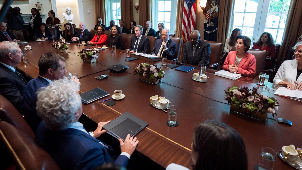 O presidente Biden está realizando uma reunião de gabinete