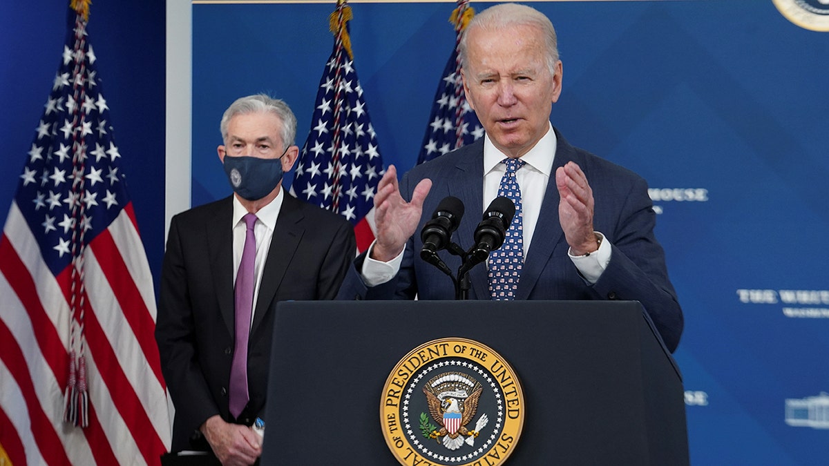 El Presidente Biden en el podio