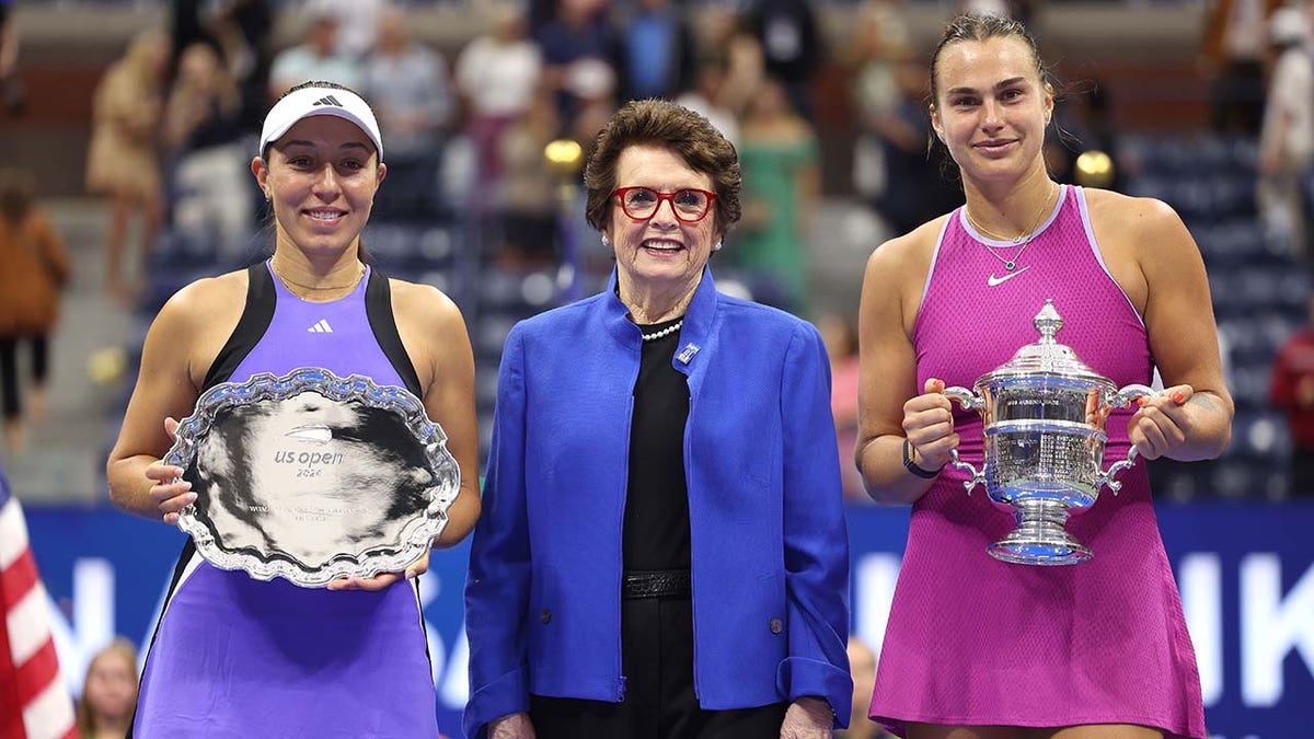 Jessica Pegula, Billie Jean King y Aryna Sabalenka posan