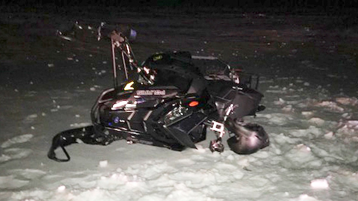 Jeff Smith en moto de nieve tras chocar con un helicóptero Black Hawk