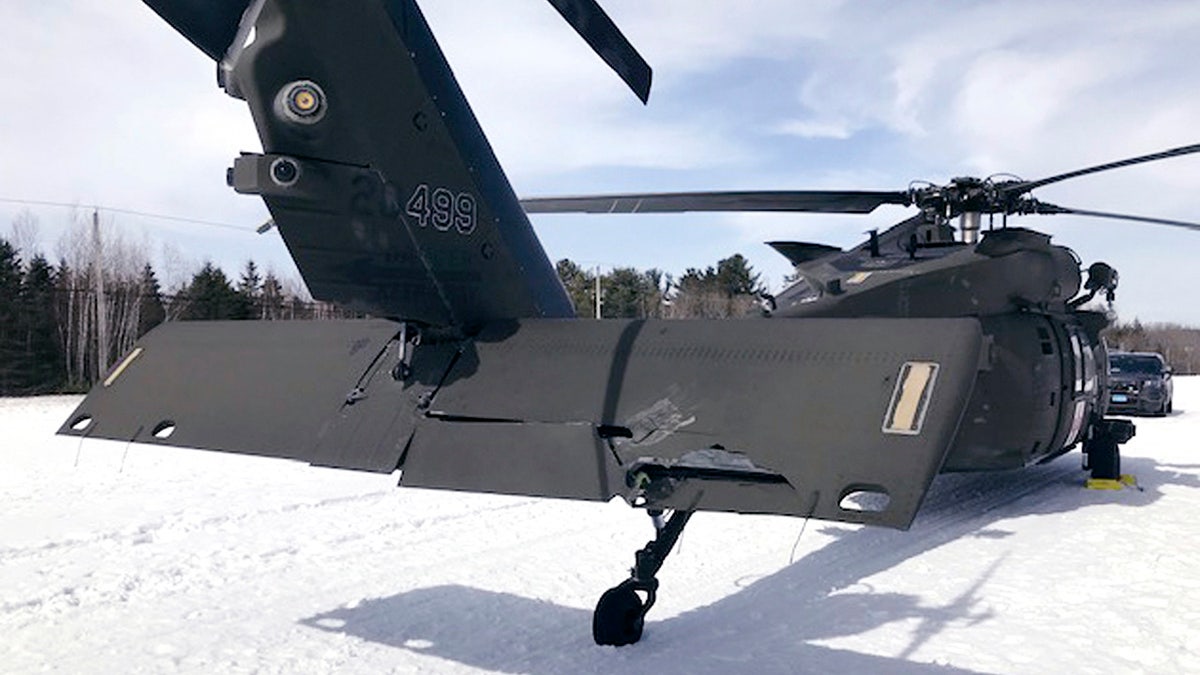 Black Hawk dañado tras un accidente de moto de nieve