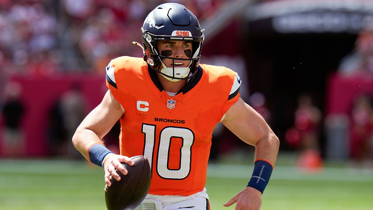 O quarterback do Denver Broncos, Bo Nix, em ação