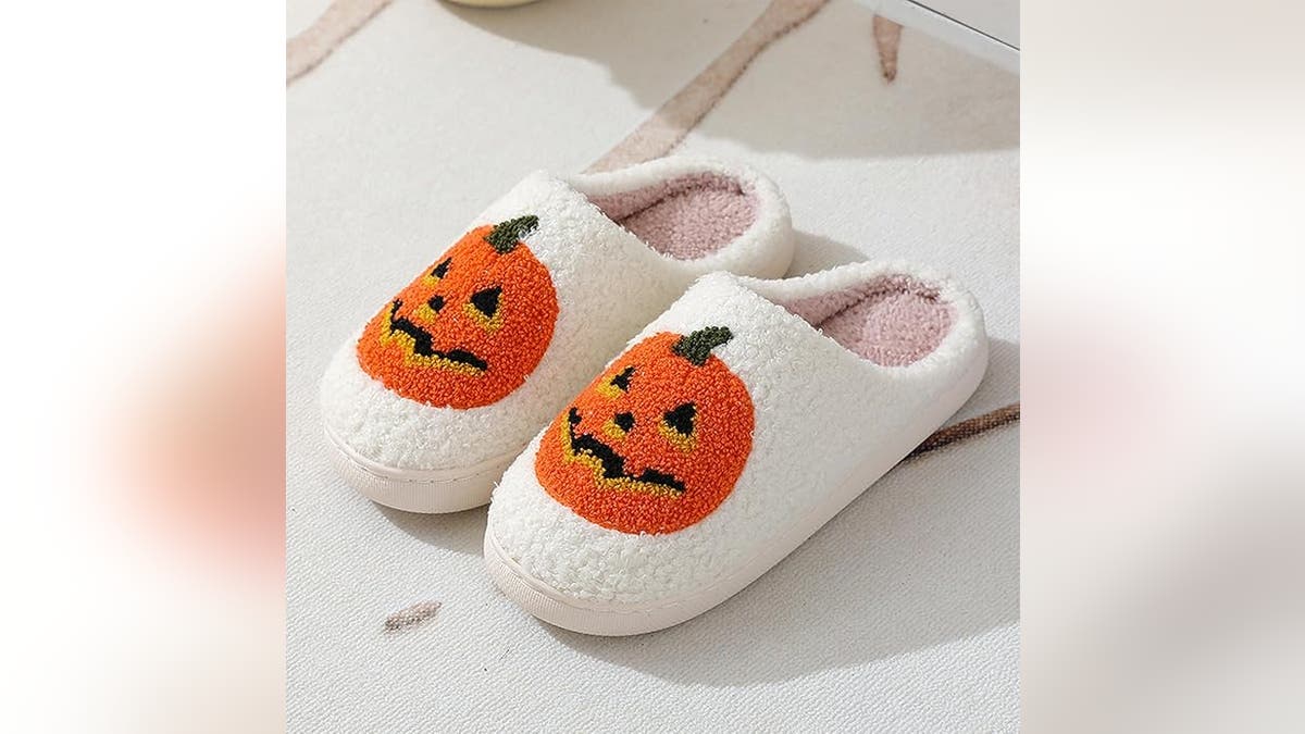 Agrega estas lindas pantuflas de Halloween a tu carrito.