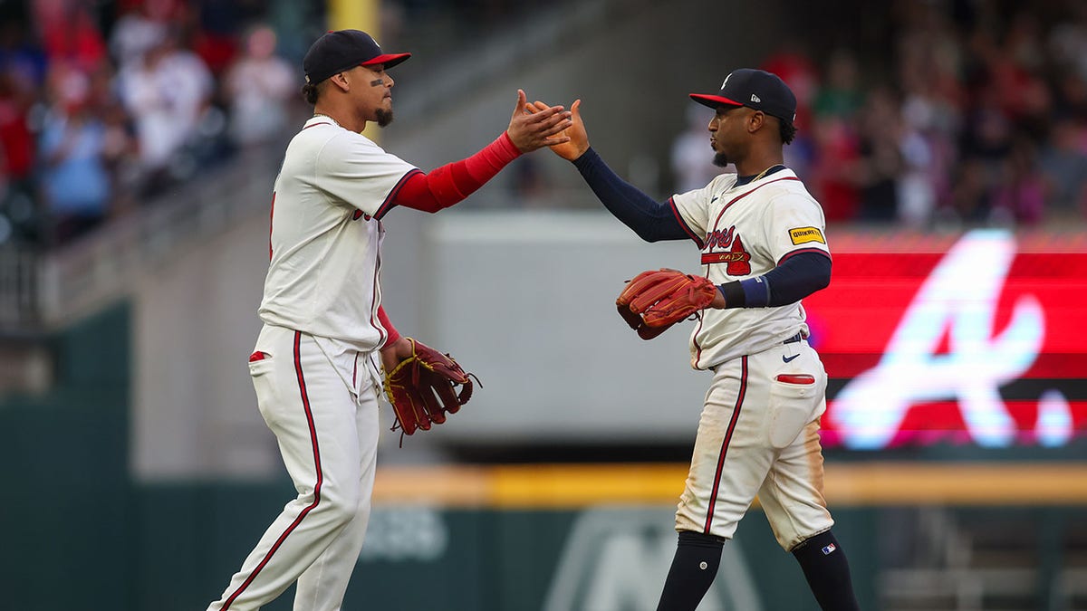 Orlando Arcia y Ozzie Albies chocan los cinco