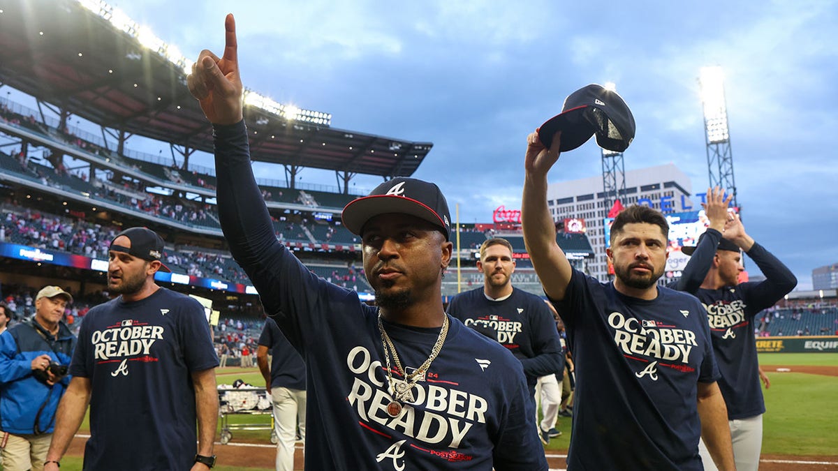 Ozzie Albies y sus compañeros de los Braves reaccionan ante la multitud