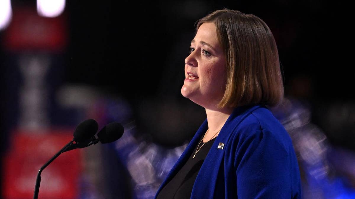 La fiscal general de Iowa, Brenna Bird, habla durante el segundo día de la Convención Nacional Republicana 2024.