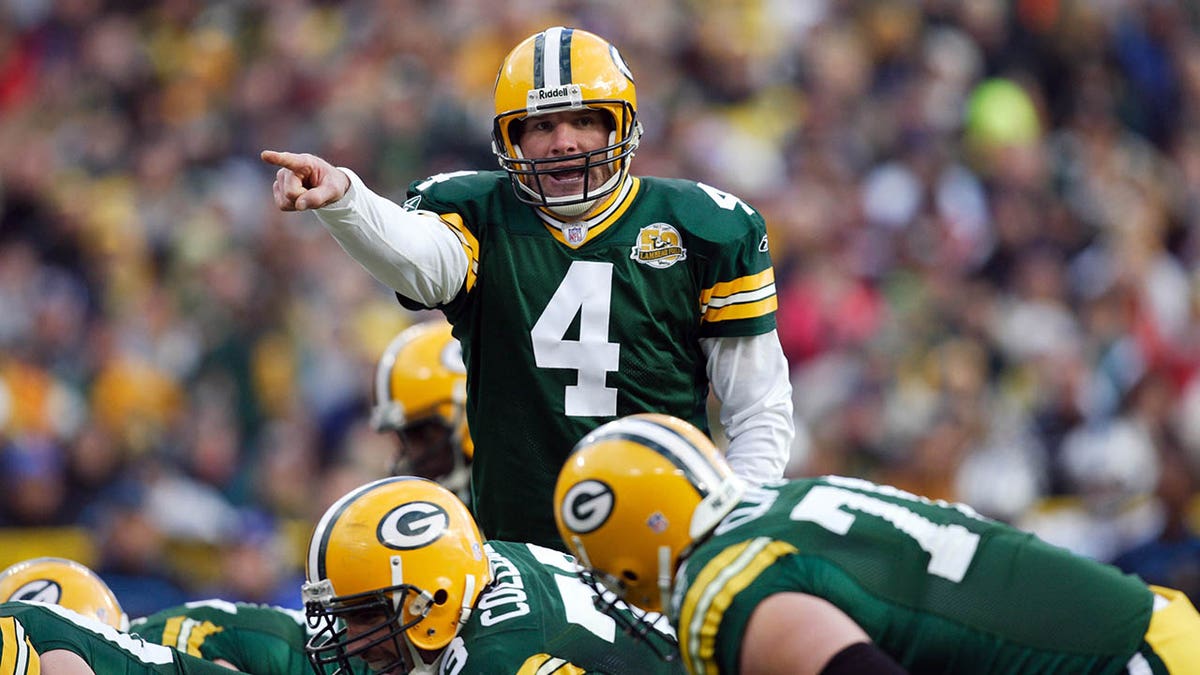 Brett Favre dirige las jugadas