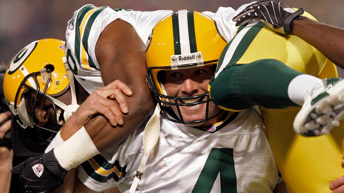 Brett Favre lleva a Greg Jennings