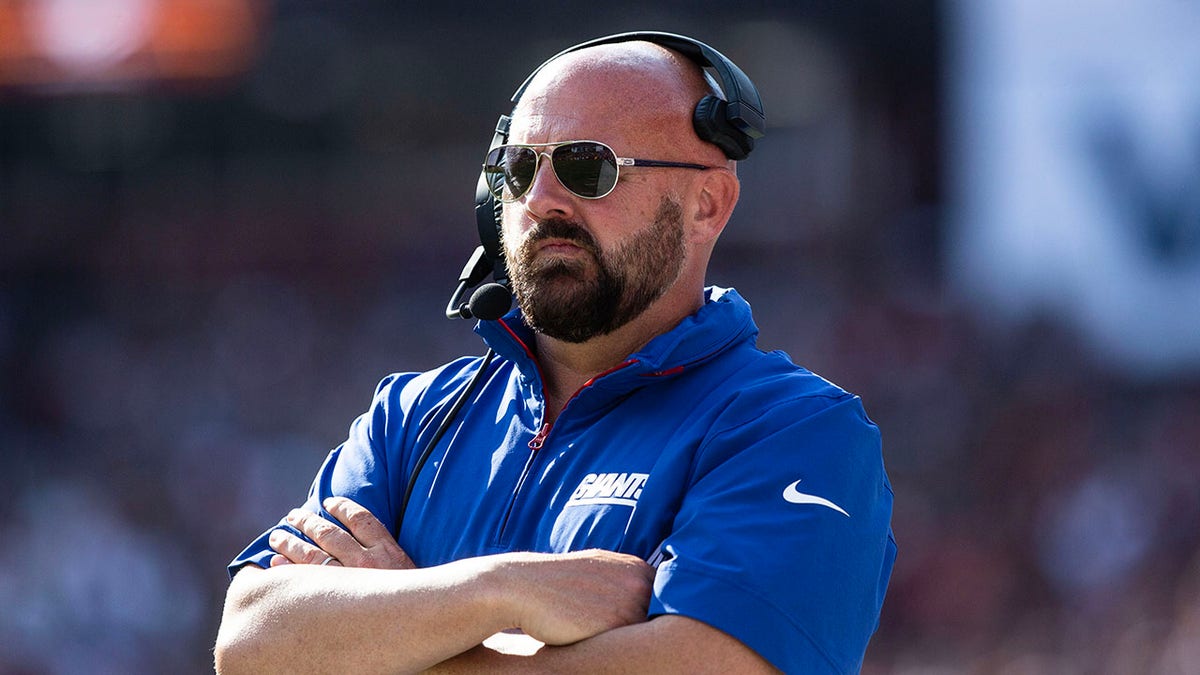 Brian Daboll with his arms crossed