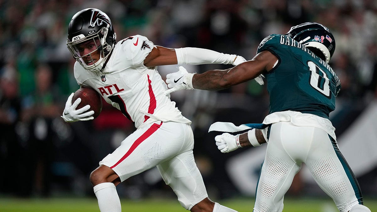 Darnell Mooney runs for a touchdown