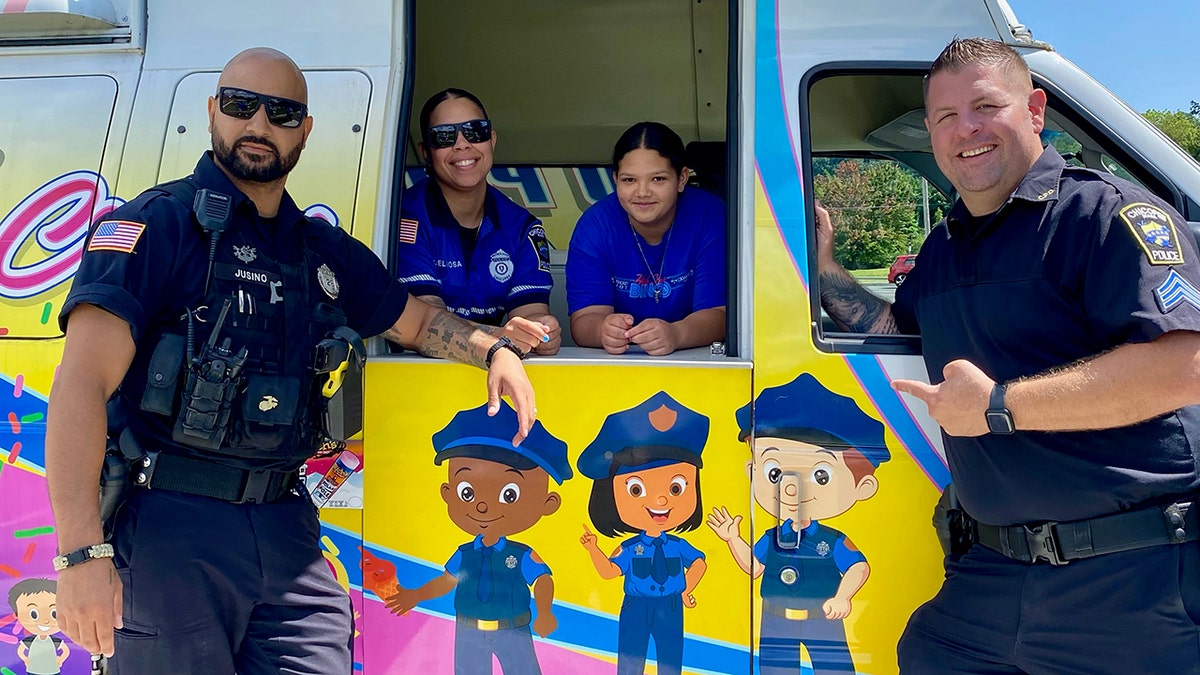 Cuatro personas en un camión de helados.