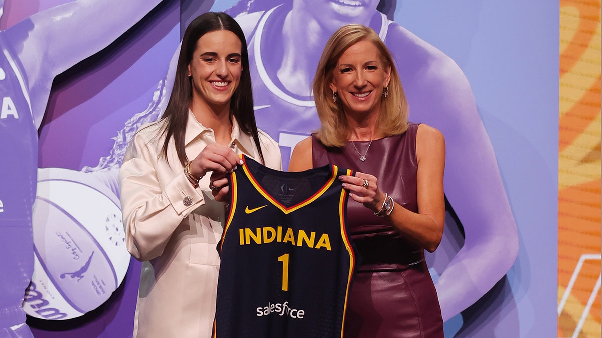 Caitlin Clark posa para una foto en el Draft de la WNBA