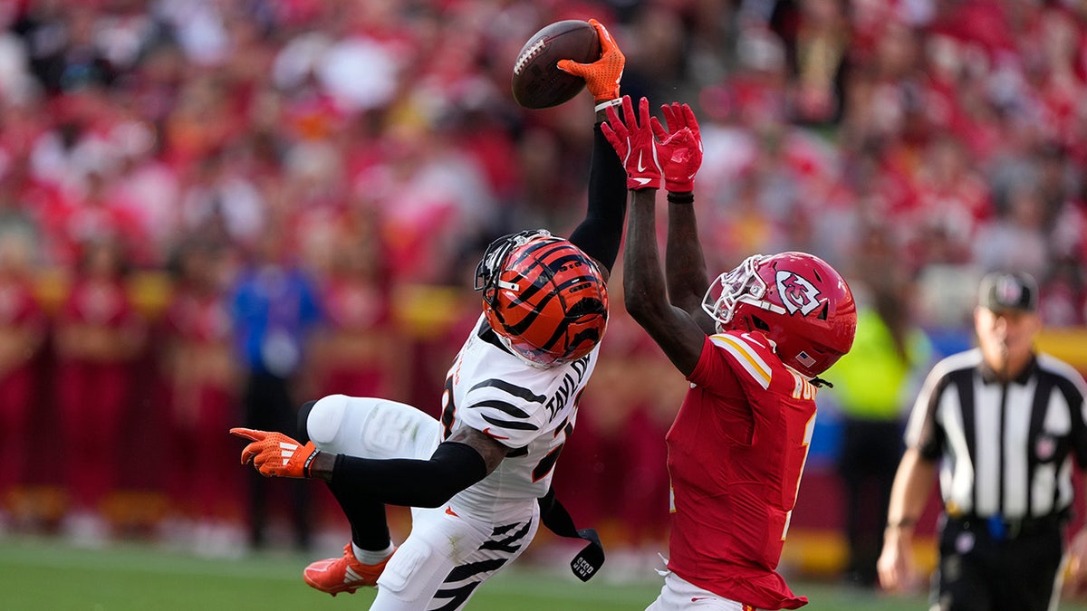 Cam Taylor-Britt picks off Mahomes