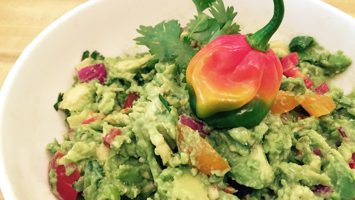 Guacamole con un pimiento en medio.