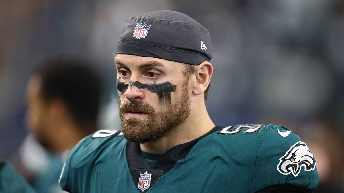 Chris Long en la banda durante un partido de la NFL