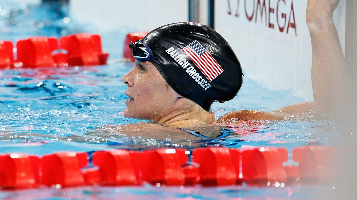 Christie Raleigh Crossley na piscina