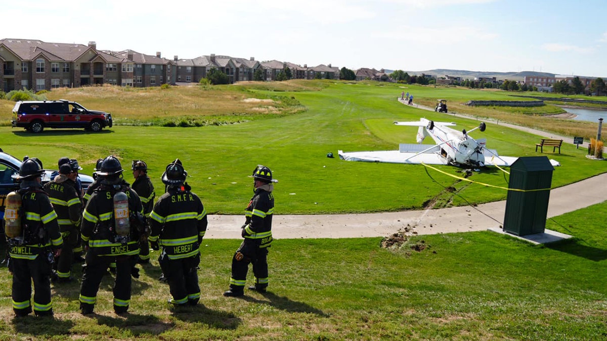 Primeiros socorristas no local de acidente de avião de pequeno porte no Colorado