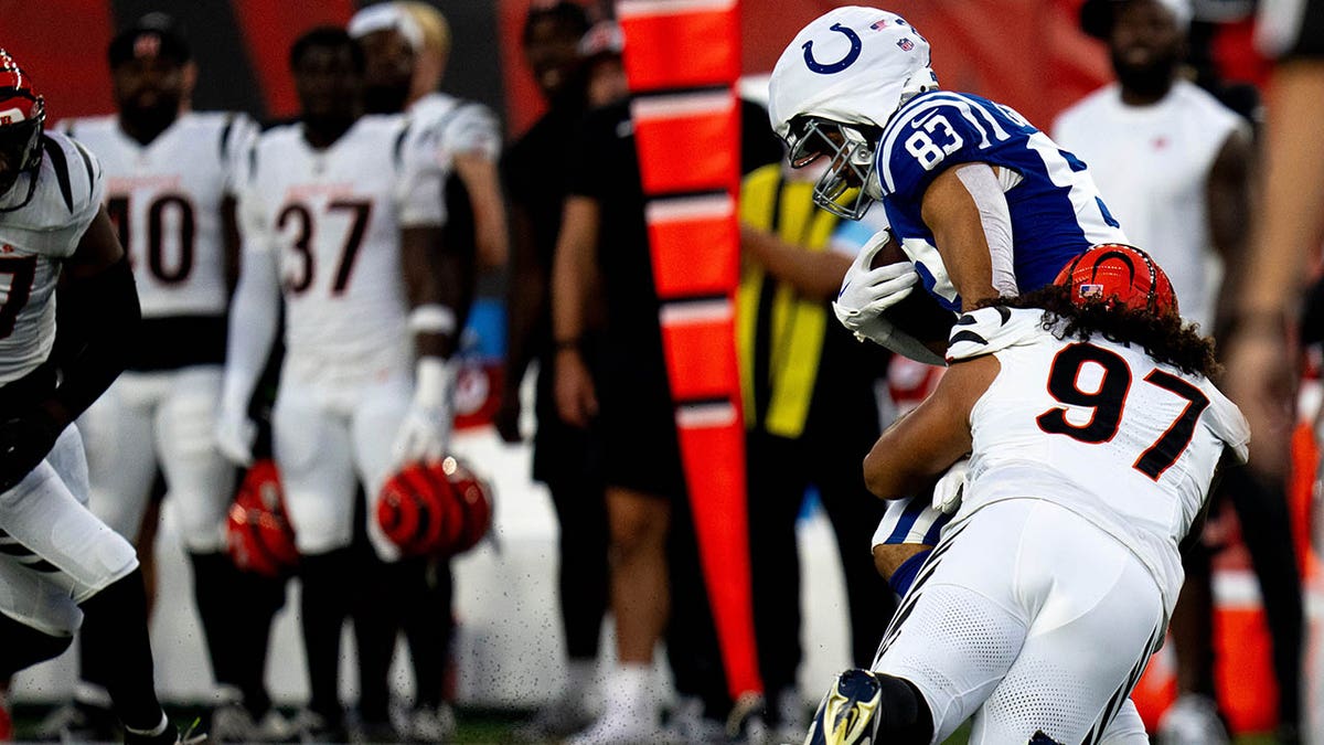 El tackle defensivo de los Bengals Jay Tufele placa al ala cerrada de los Indianapolis Colts Kylen Granson en el Paycor Stadium de Cincinnati el 22 de agosto de 2024.