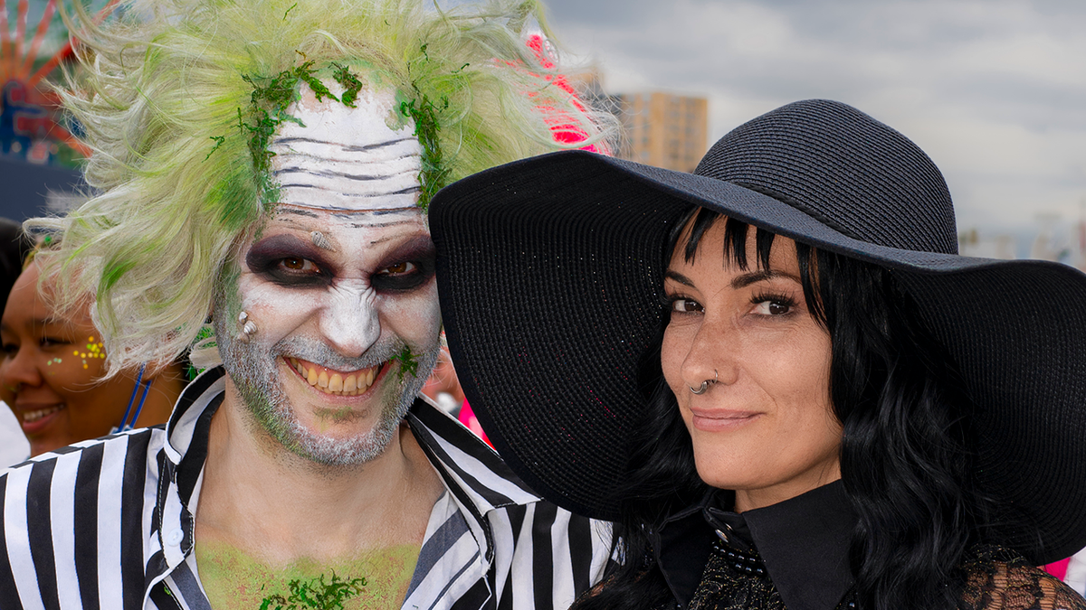 Destaca este Halloween con un disfraz de Beetlejuice.