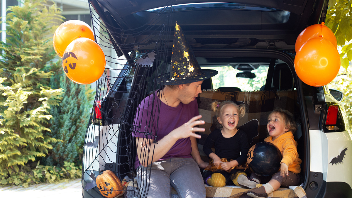 Join successful  connected  the trunk-or-treat amusive  this Halloween.