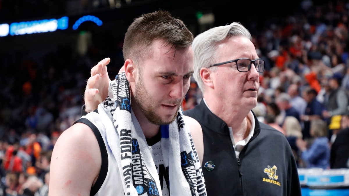 El entrenador Fran McCaffery abraza a Connor McCaffery 