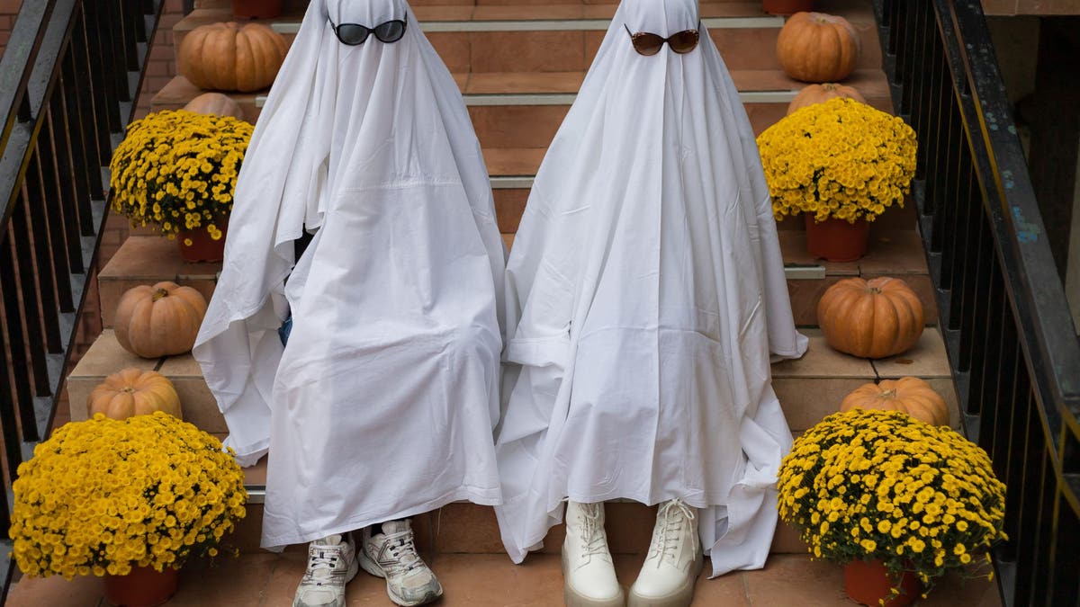 Popular entre jóvenes y adolescentes, el entretenimiento de moda consiste en vestirse con colchas o sábanas blancas que representan simbólicamente fantasmas. Desafío fantasma