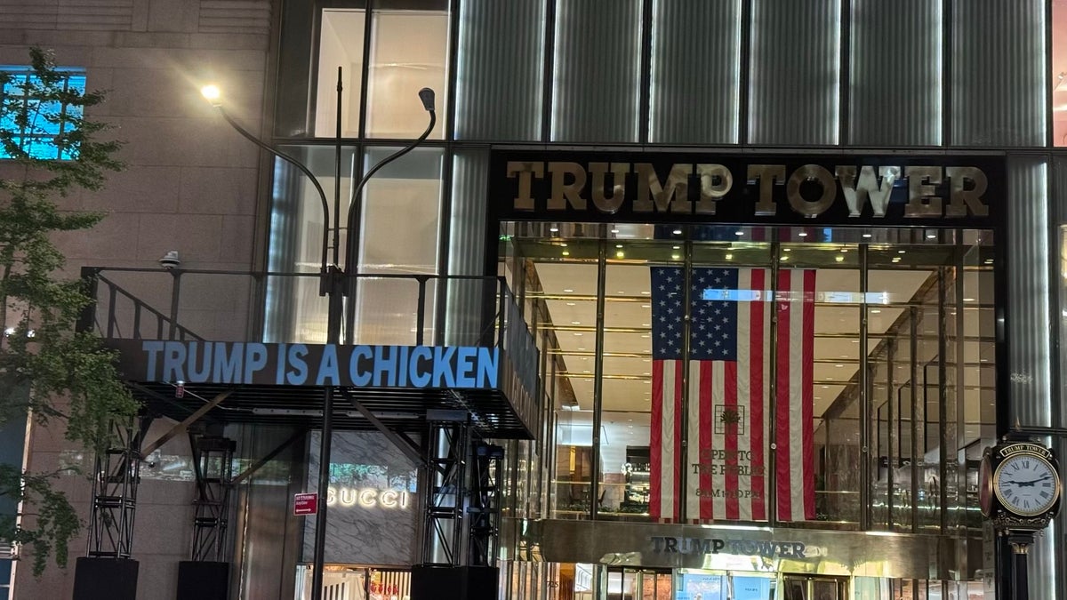 El Comité Nacional Demócrata proyecta imágenes críticas con el ex presidente Trump en la Torre Trump de Nueva York, el 30 de septiembre de 2024, en vísperas del debate vicepresidencial.