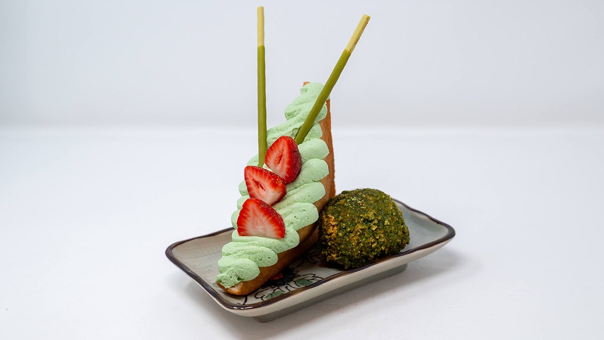 Matcha frito con crema chantilly verde y fresas.