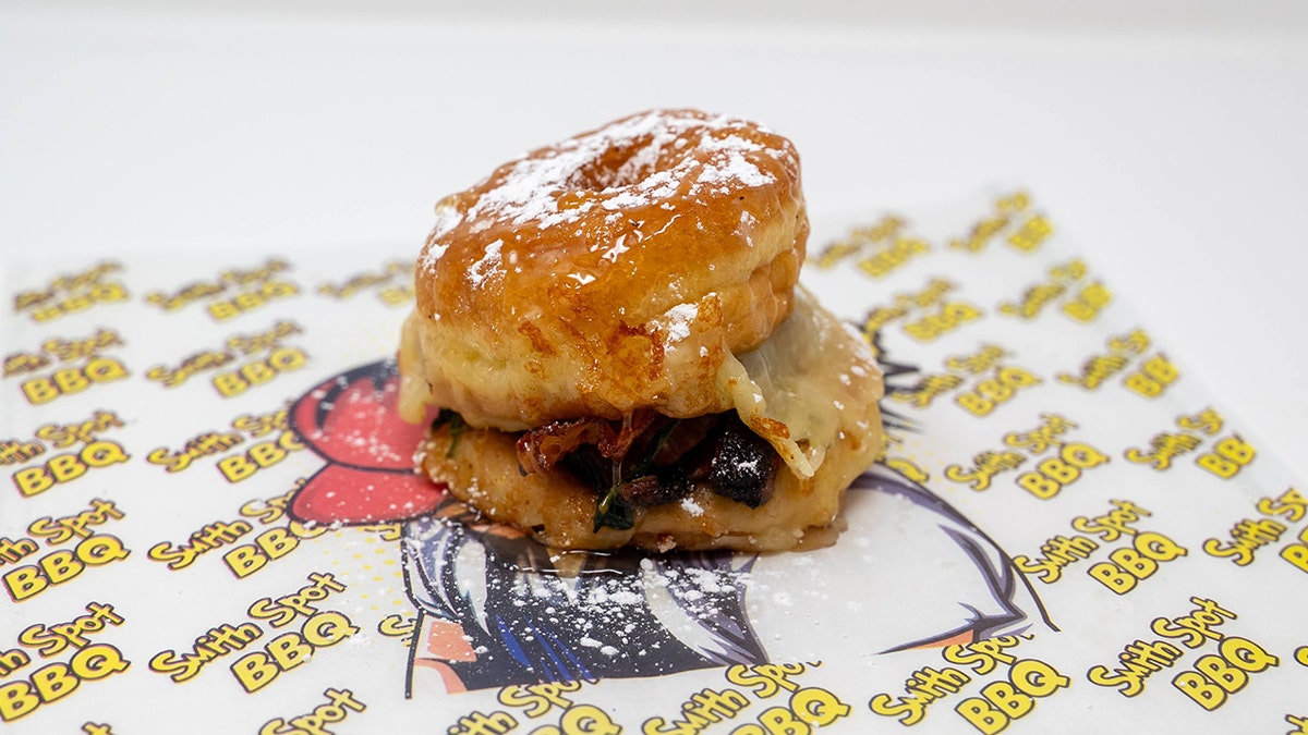 Un sándwich de desayuno en un donut.