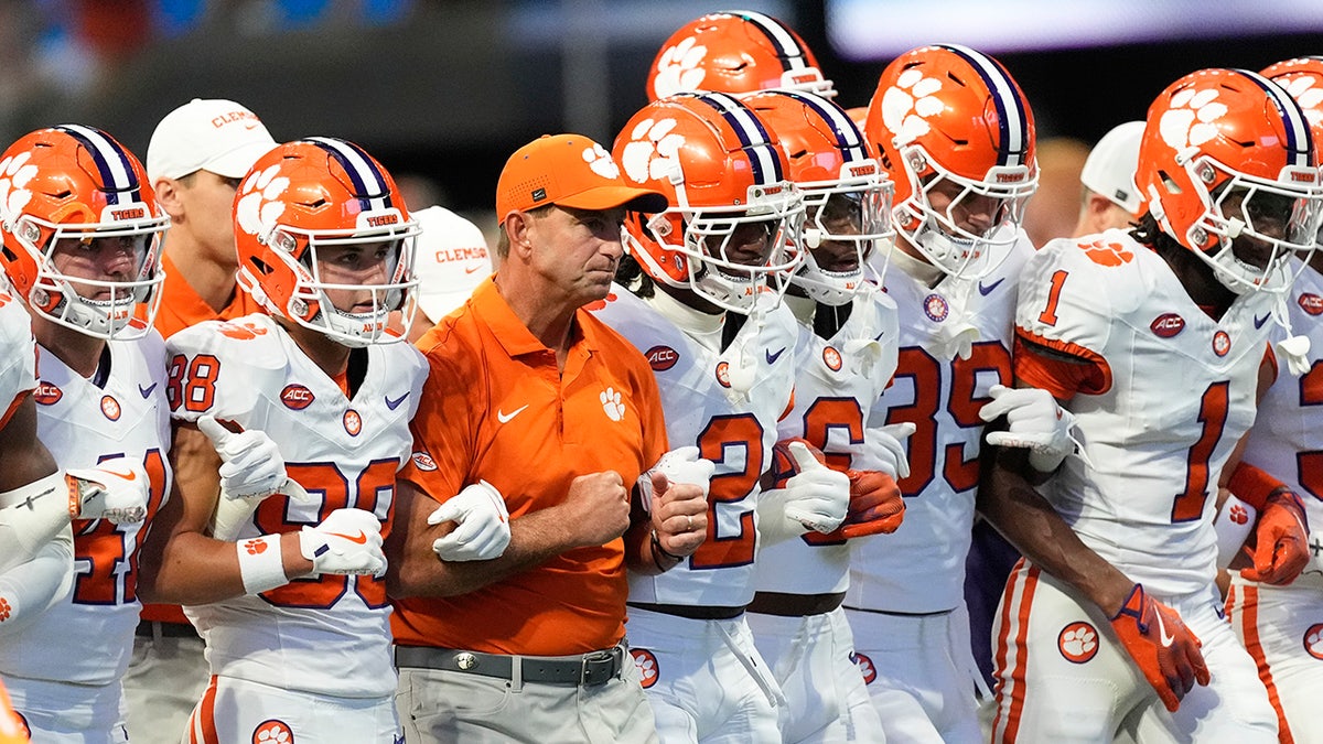 Dabo Swinney memimpin timnya