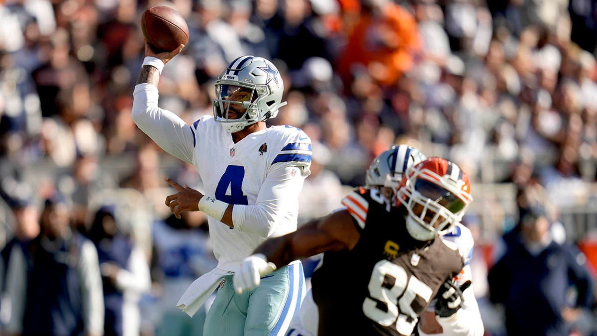 Dak Prescott lanza un pase