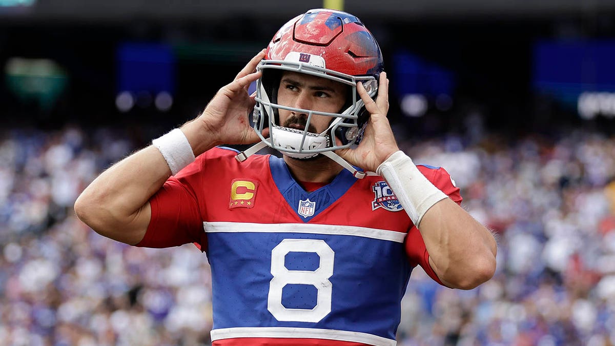 Giants fans wait to heckle Daniel Jones after putrid performance in loss vs Vikings | Fox News