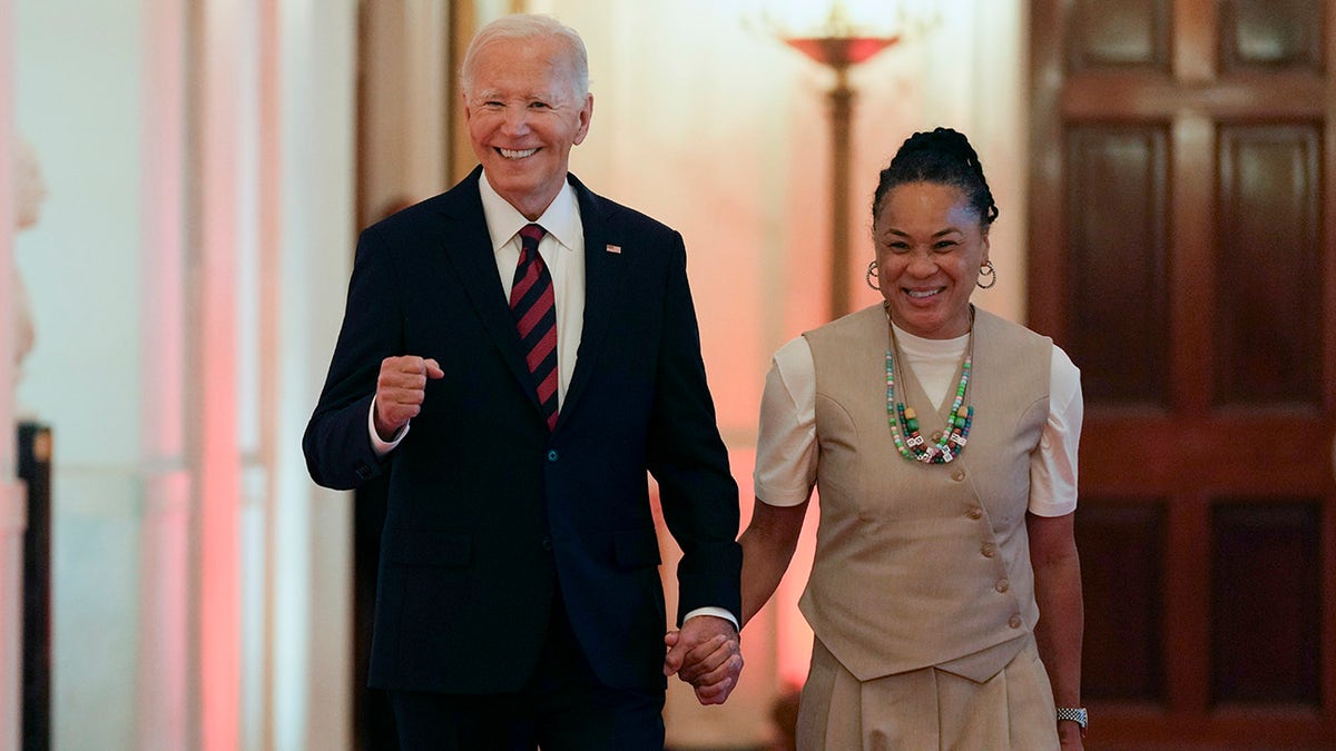 Dawn Staley coge la mano de Joe Biden