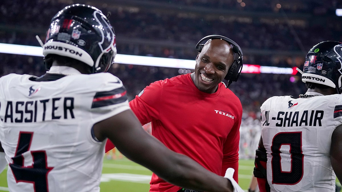 DeMeco Ryans celebrates