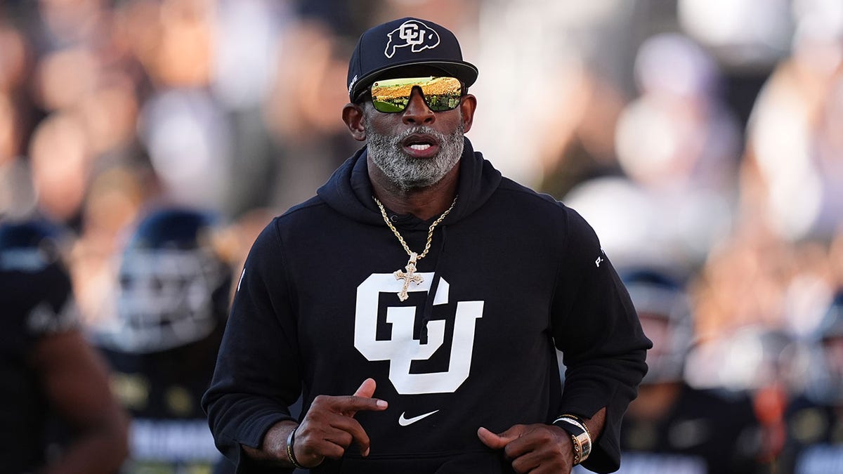 Deion Sanders corre em campo