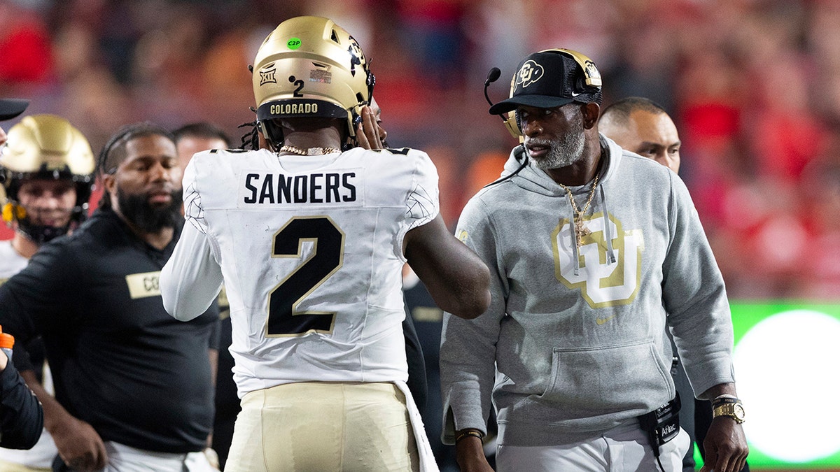 Deion Sanders entrena a Shedeur Sanders