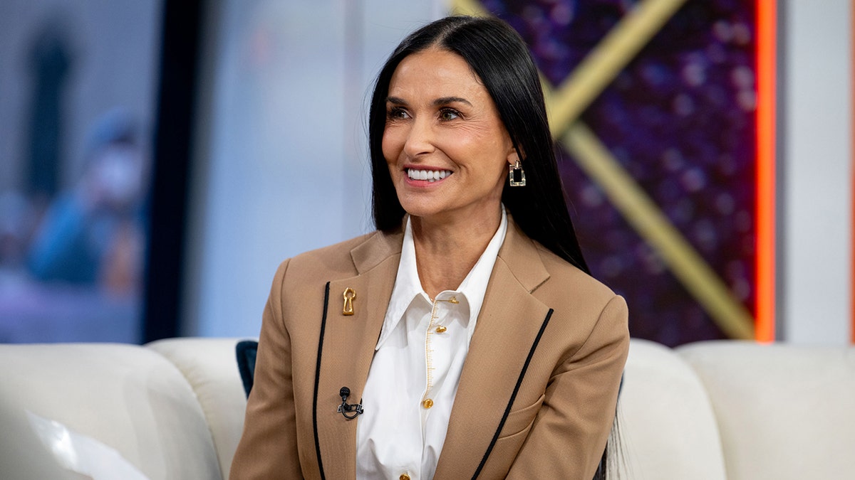 Demi Moore sentada para una entrevista