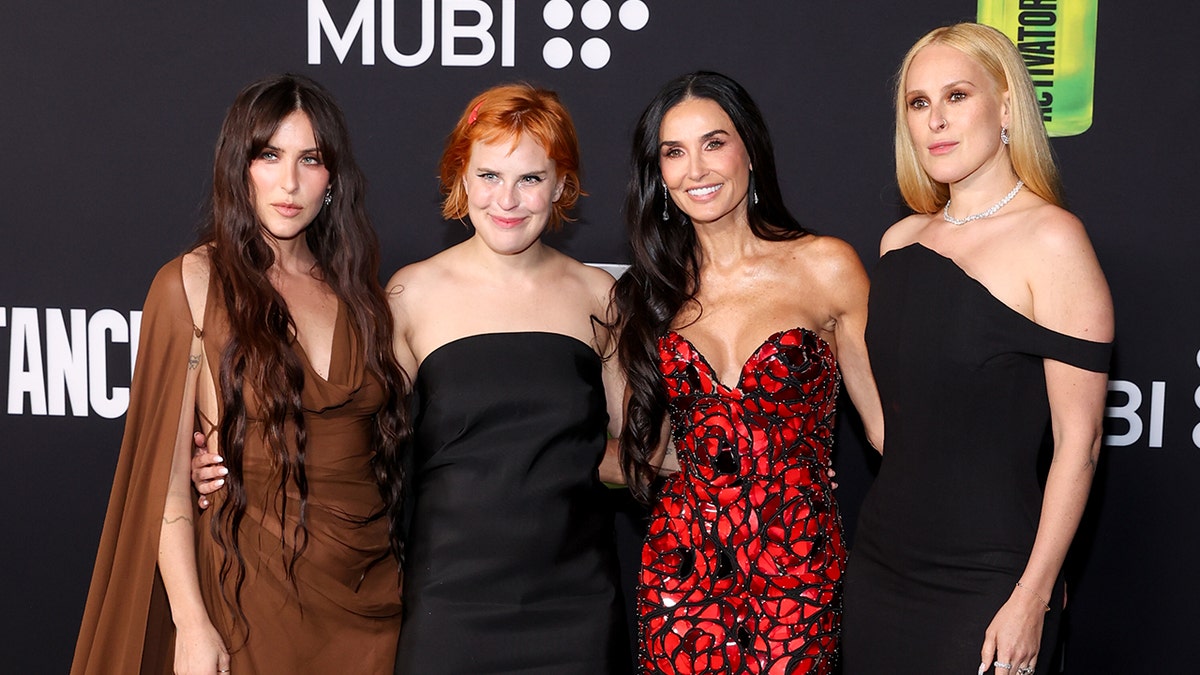 Scout LaRue Willis, Tallulah Willis, Demi Moore y Rumer Willis posando juntas en el estreno de The Substance