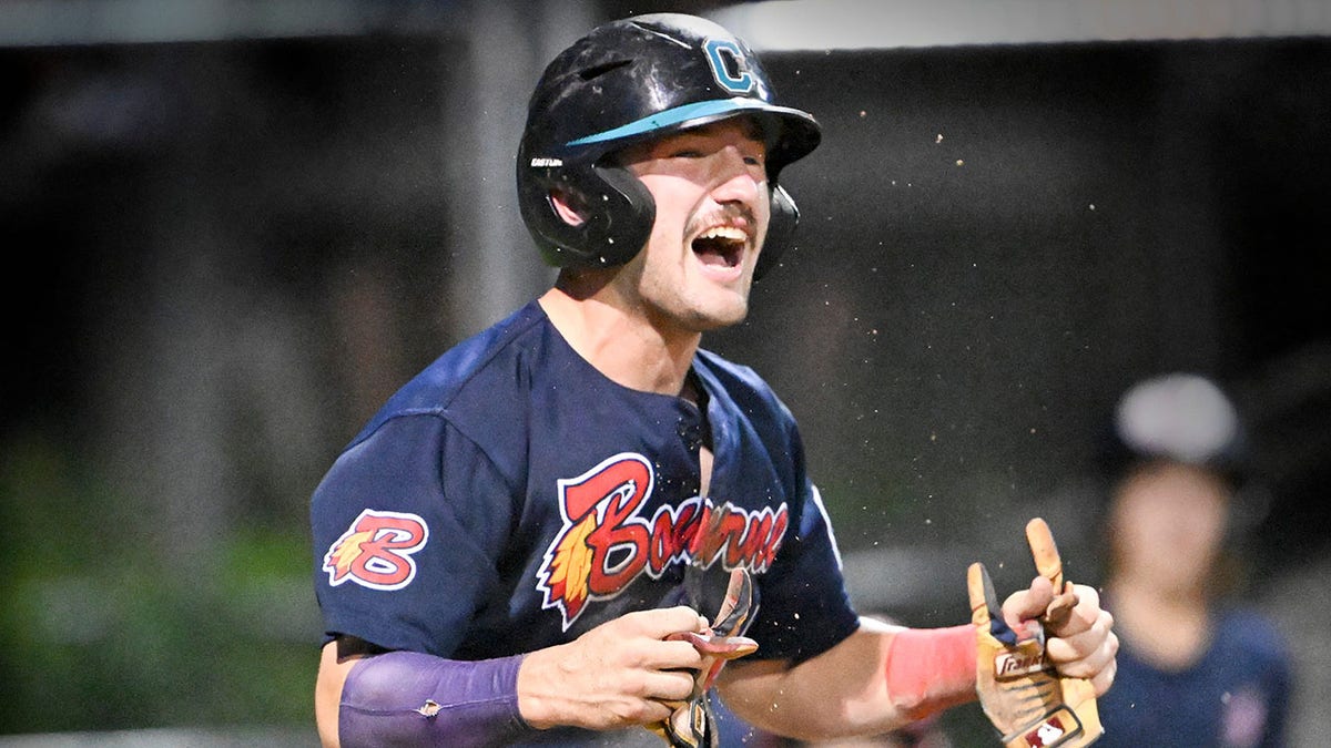 Derek Bender lo celebra en la Cape Cod League