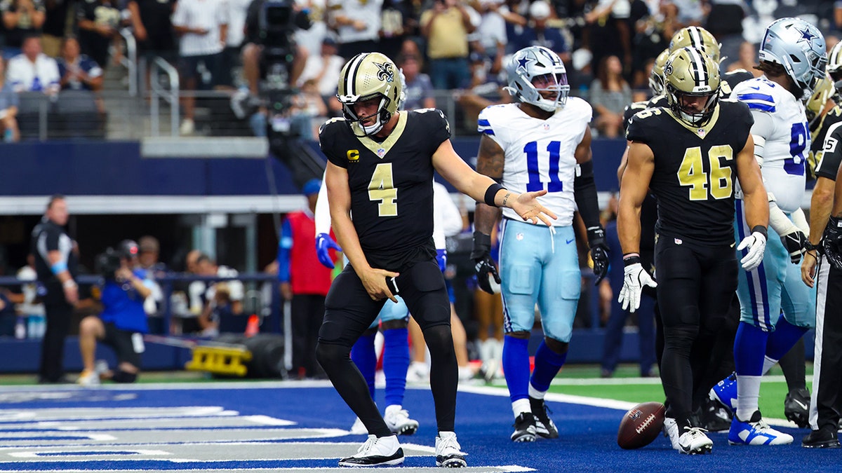 Derek Carr celebra el touchdown