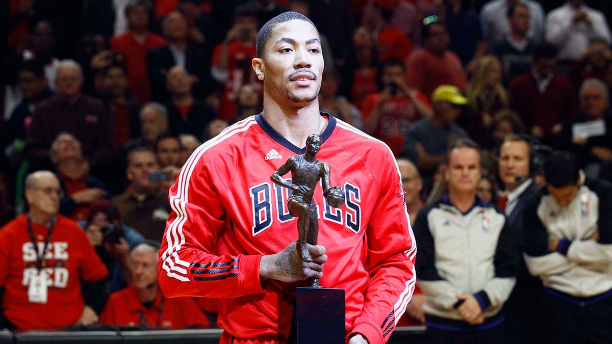 Derrick Rose posa