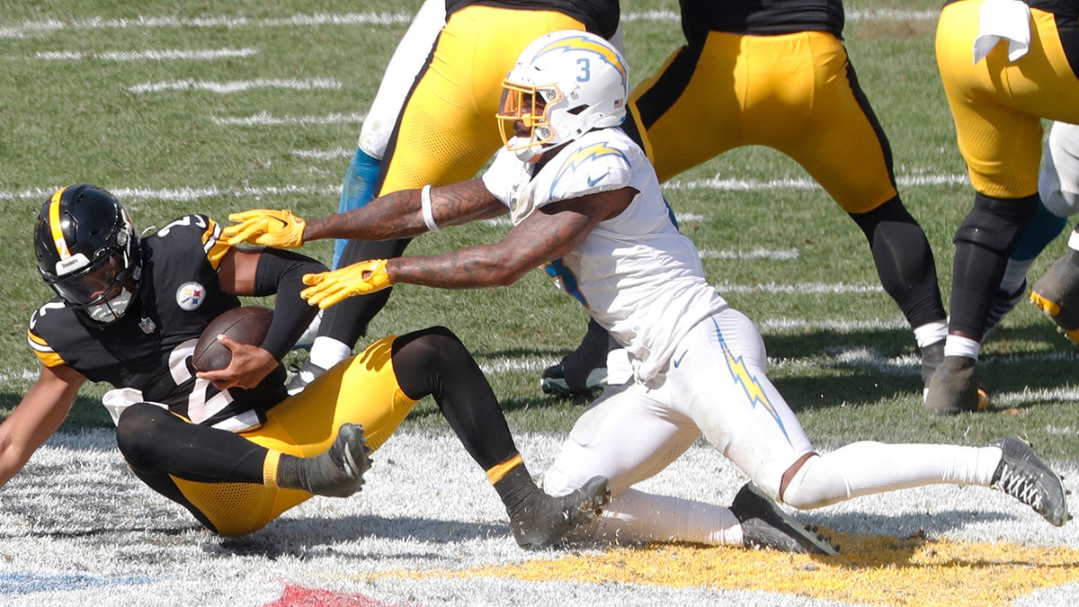 Derwin James placa a un jugador de los Steelers