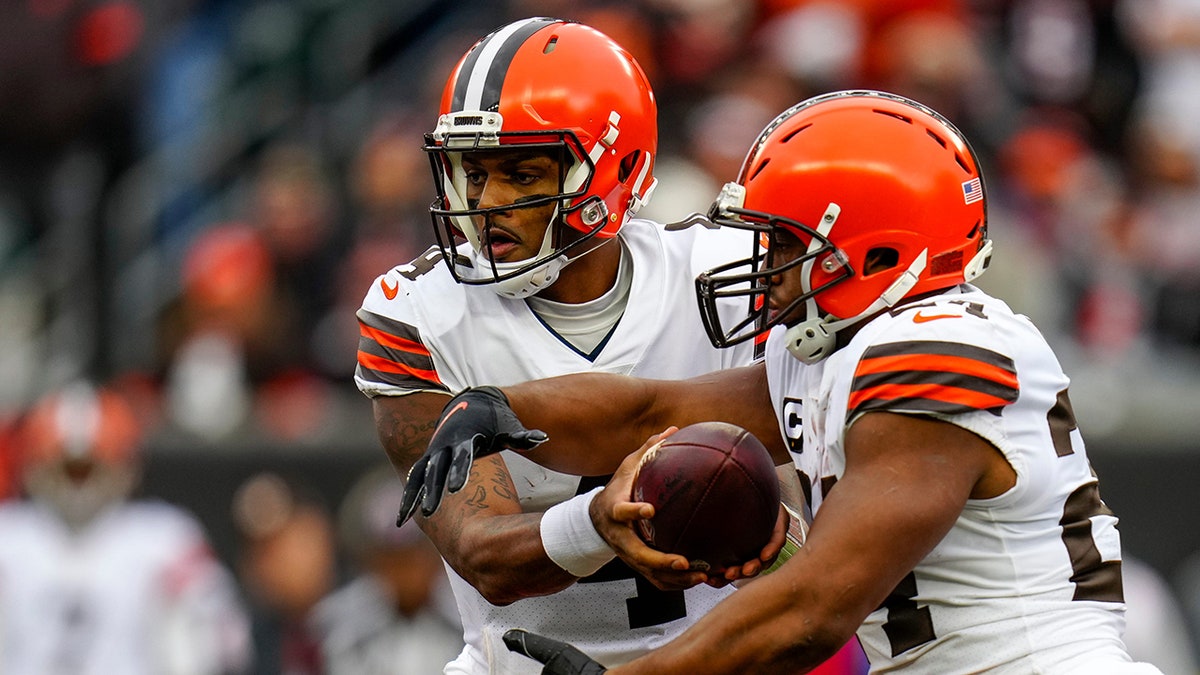 Deshaun Watson hands the ball to Nick Chubb