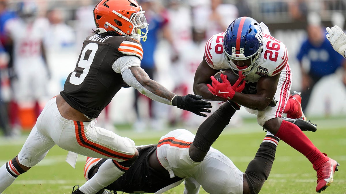 Devin Singletary tries to flight  tacklers