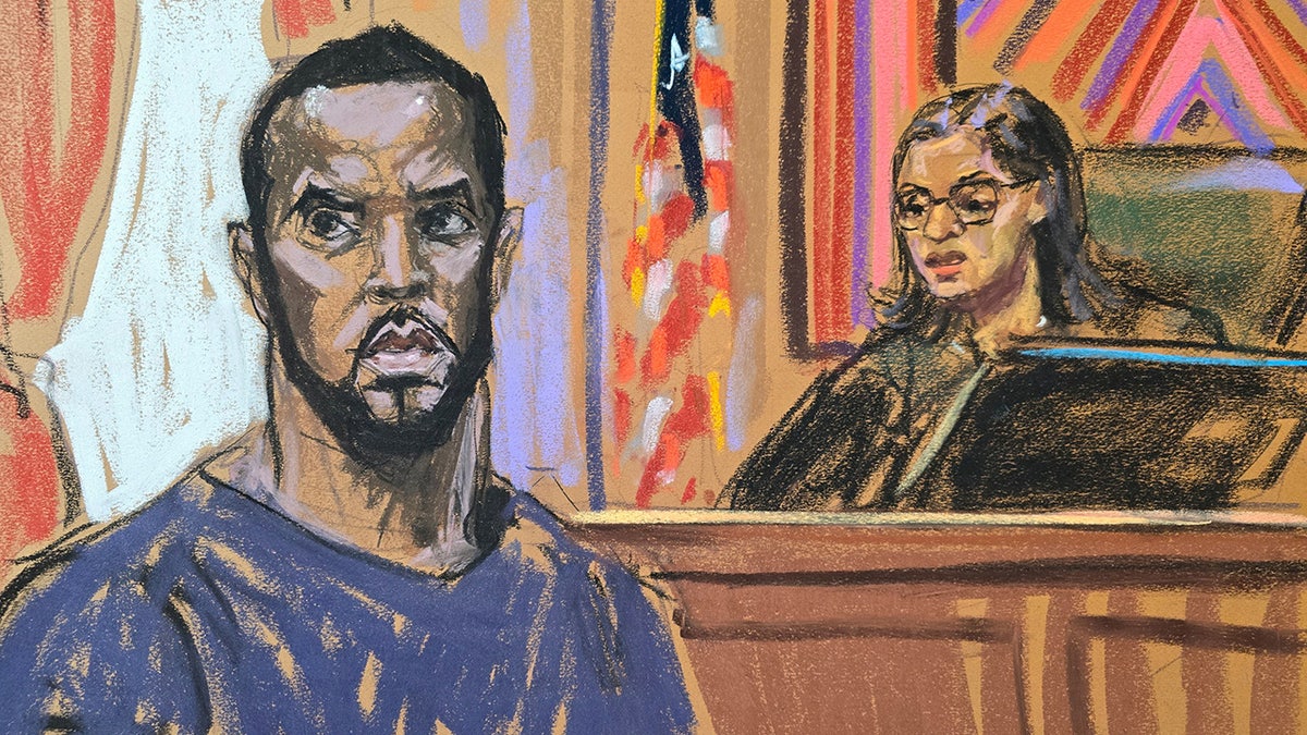 Sean 'Diddy' Combs, con camisa azul, de pie ante la juez Robyn Tarnofsky, como aparece en un boceto de la sala del tribunal.