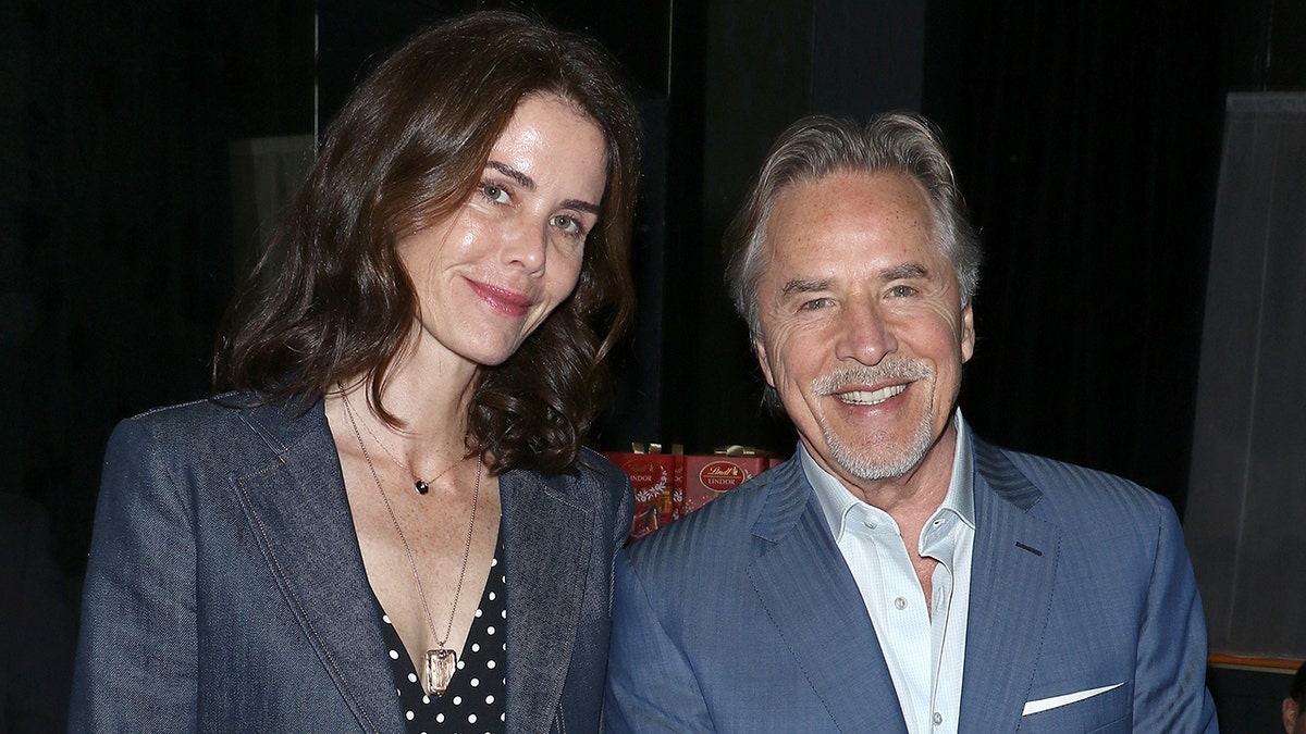 Kelley Phleger y Don Johnson posando juntos