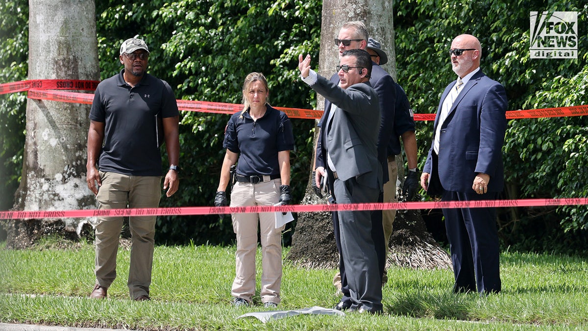 Investigadores del FBI recogen pruebas en el perímetro del Trump International Golf Club de West Palm Beach